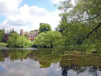 Вида замка со стороны пруда