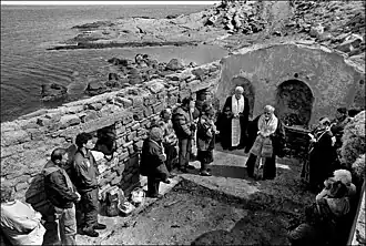 Митрополит Кирилл (Драгунис) совершает богослужение в разрушенной церкви в Кардамосе на острове Имврос