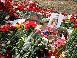 Стихийная мемориальная площадка в Смоленске рядом с местом катастрофы. Надпись на фотографии Марии Качиньской: «И сердцу больно, и горю нет конца»