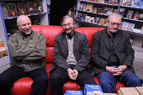 2011 год. Встреча с донецкими писателями-фантастами. Слева-направо: Михаил Белозёров, Владислав Русанов, Виталий Забирко