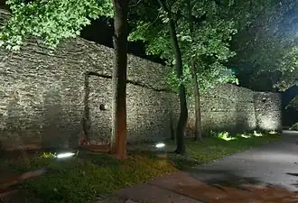 Оборонная стена ночью