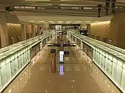 Станция автоматизированной системы перевозки пассажиров в Вашингтонском аэропорту имени Даллеса AeroTrain[англ.] в главном терминале международного аэропорта имени Даллеса.