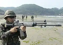 Корейский морпех с K2 в ходе учения по поиску мин. 14 июля 2015