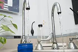 Одинаковые изливы: слева — с аэратором, справа — без него. Видна резьба