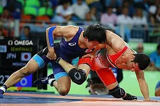 Вольная борьба характеризуется обилием действий в партере и захватов за ноги