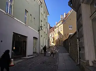 Вид с улицы Вене. Первый дом справа — бывший Центральный телеграф, желтое здание за ним — д. 3 (Домская школа)