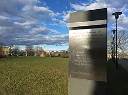 Информационная табличка на эстонском и английском языках