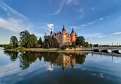 Шверинский замок со стороны озера.