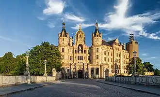 Шверинский замок со стороны моста.