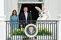 Дональд Трамп с женой и человеком в костюме пасхального кролика на Пасху 2019 года