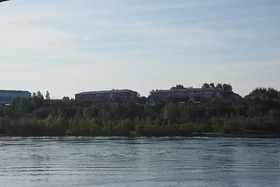 Вид на пятиэтажки с реки