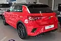 Красный Volkswagen T-Roc R (вид сзади)