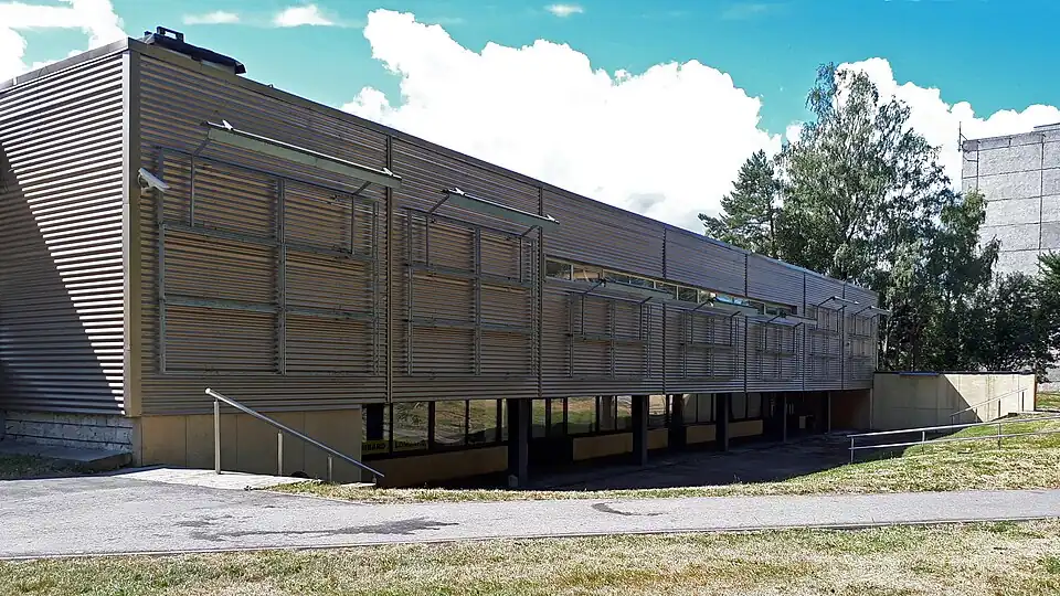 Боковой фасад. Раньше здесь были большие витринные окна