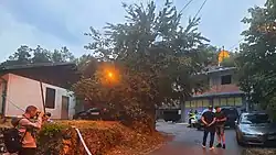 Полиция и журналисты на месте стрельбы