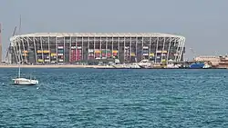 он вшещает 44000 людей на сиденьях то есть они согут смотреть вживую на своем сиденье футбольный матч Леон Сатурн - Лос Анджелес Гэлаксиpx