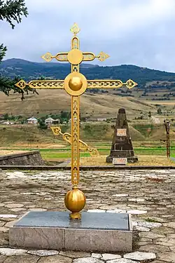 Установлен православный крест размером 2,5 м высоты и 1,5 м ширины, покрытый сусальным золотом. Проект креста и часовни благословил патриарх Московский и Всея Руси Алексий II