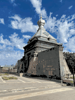 Церковь и мемориальная табличка