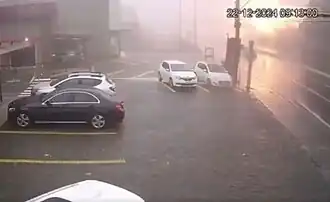 Кадр с камеры видеонаблюдения, на котором запечатлен огонь, поднимающийся над местом аварии.