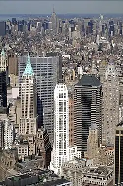 Вид на здание с высоты птичьего полёта (по центру)