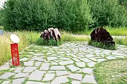 Арт-объект «Шишки»: сосновая шишка изображена на эмблеме парка «Горкинско-Ометьевский лес» (июль 2019)