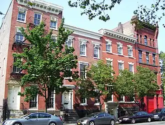 Хенри-стрит в районе между Монтгомери-стрит и  Гранд-стрит . Социальное агентство «Хенри-стрит».