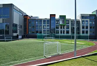 Учебный корпус Международной школы Казани для средних классов: вид со стороны футбольного поля (июнь 2019)