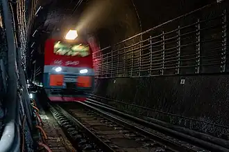 Электровоз 2ЭС5К в тоннеле