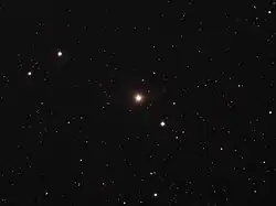 2 Возничего (2 Aur) в видимом излучении. При наблюдении в бинокль или телескоп с малым увеличением звезда образует четырехзвёздный астеризм вместе с близлежащей звездой HIP 22647 (C) и другой очень слабой визуальной парой:HIP 22776 (B) и HIP 22744 (A), которая имеют звездную величину около 8m