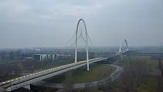 Подвесные мосты при выезде на трассу А1