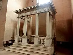 Интерьер. Алтарная преграда (классицистический темплон)