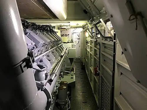 Дизельный двигатель 5Д49, вид из правого прохода в машинном отделении в сторону кабины машиниста