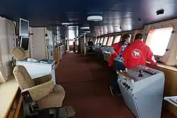 На капитанском мостике по правому борту