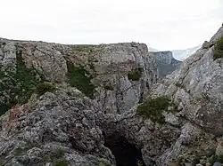 Обрывы в сторону реки Караарча в восточном коце плато