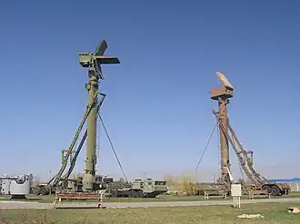 Низковысотный обнаружитель 76Н6 (слева) и радиолокатор подсвета наведения 30Н6 (справа) на вышках 40В6М .