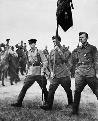 Знамённая группа на фоне воинского строя перед отправкой на фронт.