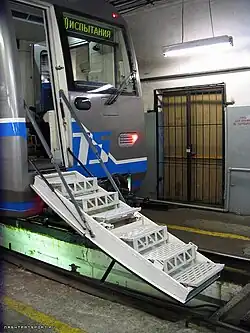 Лобовая часть 81-760/761 со светодиодными фарами и открытым эвакуационным трапом