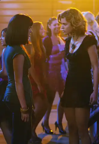 Адрианна пытается извиниться перед Наоми.