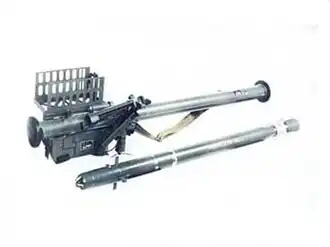 Пусковая труба комплекса с пристыкованной антенной радиолокационного запросчика (вверху) и зенитная управляемая ракета (внизу)