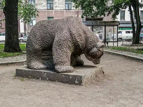 Статуя медведя в Треугольном сквере