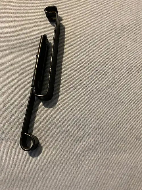 Застёжки (крепления) для подвешивания и ношения амуниции, известные под названием держатель слайдов (slide keeper), принятые на вооружение армии США с Индивидуальным снаряжением для переноски груза M-1956.