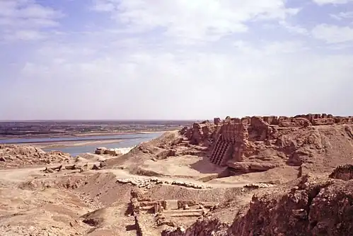 Вид раскопок и Евфрат.