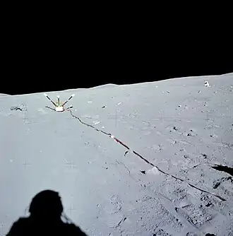 Магнитометр. В правой части снимка виден Джон Янг вдали, у геофонного кабеля