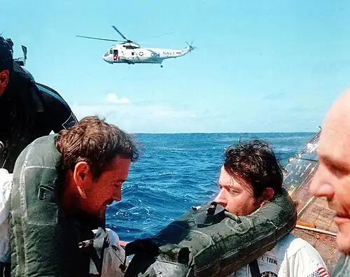 Дьюк, Янг и Маттингли (слева направо) в спасательной шлюпке