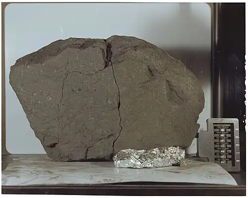 Образец № 70215 в Лунной приёмной лаборатории на Земле