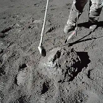 Не скатившийся валун после того, как Сернан поработал с ним молотком. Рядом Шмитт с совком