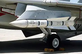 AIM-54 - крылатая ракета с крестообразным крылом и хвостовым оперением.
