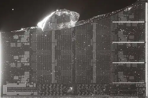 CCD кристалл снятый крупным планом в инфракрасном свете. Эта матрица была повреждена в процессе снятия крышки.