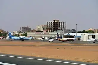 Самолёты на перроне аэропорта