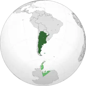 Аргентина на карте мира.
Светло-зелёным отмечены Аргентинская Антарктика, на которую претендует Аргентина; а также Фолклендские острова и Южная Георгия и Южные Сандвичевы Острова, спорные с Великобританией.