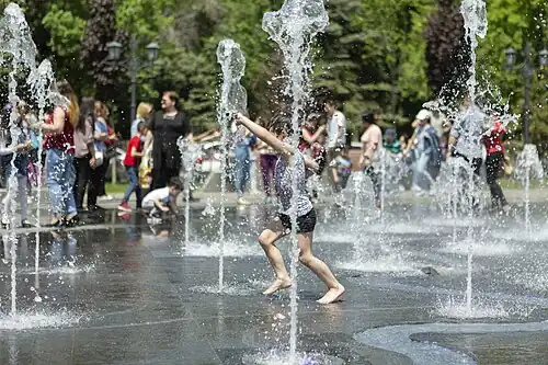 Гравированная площадь в форме карты Еревана с 45 восходящими водяными струями